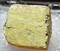 Rutherfordine sur uraninite, Morogoro, Tanzanie, 1.5 x 1.5 x 1.2 cm