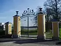 Les grilles du château.