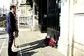 Lors d'une cérémonie officielle dans le jardin à Paris en juin 2018, avec Anne Hidalgo et Pedro Sánchez.