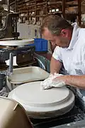 Pâte étalée sur une basane.