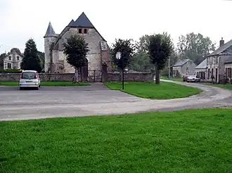 À Séchelles, contrairement à la plupart des autres villages de la région, l'église n'est pas en surplomb et l'espace autour d'elle laissé par les maisons est important. La topologie étant différente (terrain plat, moins accidenté), le mode de défense des environs immédiats de l'édifice était-il autre ?