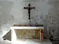 Autel et Christ en croix.