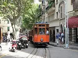 motrice numéro 2 passant dans le centre-ville de Sóller.