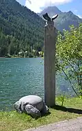 S'entête et Cornes d'Orant, au bord du lac de Champex (Valais) lors de l'exposition en plein air 10 ans de sculpture, en été 2013. Les deux sculptures, entreposées au centre de tri de Merdenson après l'exposition, furent détruites dans un incendie.