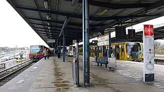 S-Bahn, à gauche.