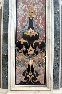 Marqueterie de marbre sur les piliers et les murs.