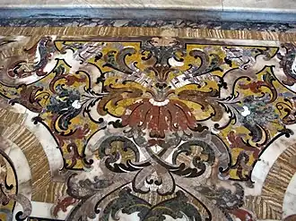Marqueterie de marbre au sol.