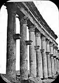 Photographie historique de la colonnade, antérieure à 1923 (archives du Brooklyn Museum).