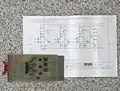 Exemple de carte Flip-Chip en logique discrète, ici une bascule et son schéma associé. Les processeurs du PDP-8 et 8/S sont formés de plusieurs centaines de ces cartes.