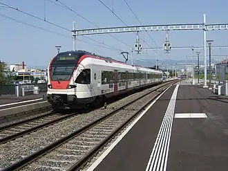 Rame FLIRT RABe 523 028 de la ligne S3 du RER Vaud quittant la halte de Prilly-Malley en direction de la gare de Renens.