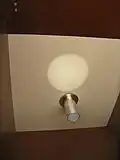 Projection du Soleil dans un Solarscope. Le ciel n'était pas très pur, mais on y voit, (dans le quart inférieur droit) la tache solaire 1092 (1er août 2010).