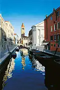 Une des œuvres de Boatto sur Venise : Église et canal de San Barnaba ; acrylique sur toile, 2004, 100&nbsp;×&nbsp;70&nbsp;cm.
