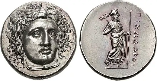 Monnaie des satrapes de Carie du IVe&nbsp;siècle&nbsp;av. J.-C. représentant au revers Zeus Labraundos tenant sa double hache.