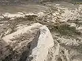 Vue vers le bas, sur la route et un fossé d'irrigation au nord-est du Scotts Bluff National Monument.