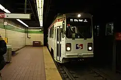 26 décembre 2007 Motrice Kawasaki (série 9000-9111) sur la ligne 11 vers la mairie arrivant à une station souterraine de la section en tunnel.