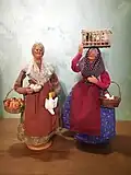 Paysanne et femme à la cage des poules.