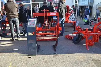 Sous-soleuse double pour décompactage profond avant plantation de vigne.