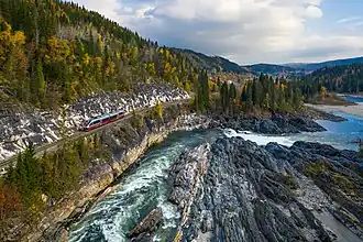 Un train BM93 SJ Norge sur la liaison Trondheim - Mo i Rana entre Mosjøen et Eiterstraum stoppested&nbsp;(no). Octobre 2020.
