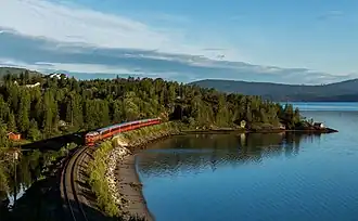 Un train sur la ligne du Nordland, quelques minutes avant d'arriver à Mo i Rana. Aout 2020.
