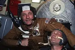 Casque Plantronics (SPENCOM) porté par l'américain Thomas Stafford (NASA) et casque Russian Socol porté par le russe Alekseï Leonov le 17 juillet 1975.