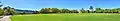 Panorama des terrains de l'école entourant le Main Oval. De gauche à droite : le bâtiment Pentreath, l'ancienne école, la chapelle, le Memorial Hall, l'Oval House et le centre sportif.