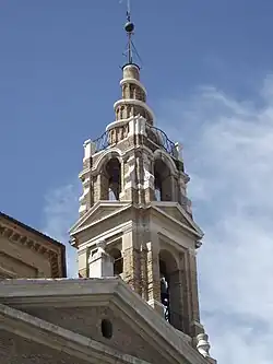 Campanile en spirale de l'église du Saint Sacrement.