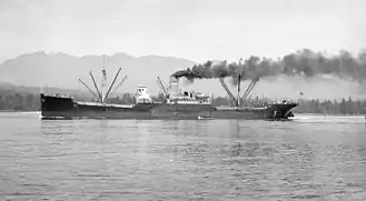 Le Golden Bear, ex-West Cajoot, chargé de planches jusqu'aux coursives (à noter les montants supplémentaires). Revendu à la Russie, il prendra le nom de Vyborg et coulera en Sibérie en 1948.