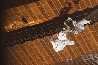 Scott Parazynski de l'équipage de la mission STS-120 effectue une réparation sur le panneau solaire de la Station spatiale internationale.