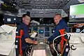 Hurley (à droite) avec son commandant, Christopher Ferguson, lors de STS-135.