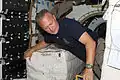 Sur le pont (middeck) de la navette lors de STS-135.