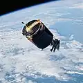 Dale A. Gardner, complétement libre dans l'espace, récupérant le satellite WESTAR VI.