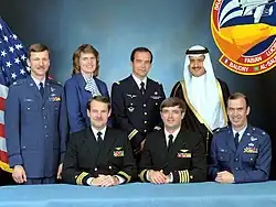 Derrière : Steven Nagel, Shannon Lucid, Patrick Baudry et Sultan ben Salman ben Abdulaziz Al-SaudDevant (G–D) : John Creighton,Daniel Brandenstein et John Fabian