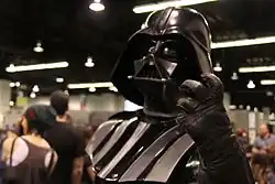 Homme habillé en noir et masqué