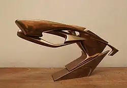 Photographie d'un objet d'art stylisé.