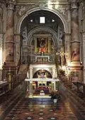 Vue du maître-autel durant une adoration eucharistique.