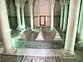 Chambre des douze colonnes. La pierre tombale du milieu est celle d' Ahmad al-Mansur .