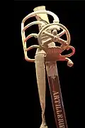 Photographie d'un sabre français du XIXe, avec les insignes de l'artillerie.
