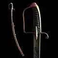 Photographie d'un sabre à la garde dorée de l'époque napoléonienne.