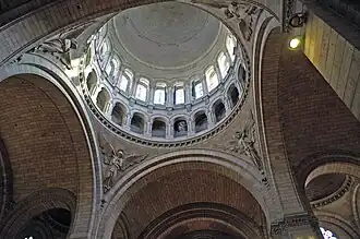 La coupole avec quatre anges (sur cinq) ; ils portent chacun un symbole de la Passion du Christ.