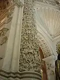 Demi-colonne adossée.