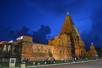 Temple illuminé la nuit
