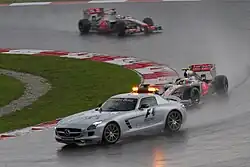 Photo de Lewis Hamilton derrière la voiture de sécurité
