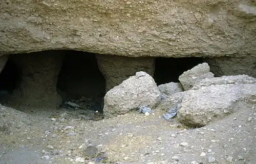 Portique de la tombe, avec les colonnes partiellement ensablées