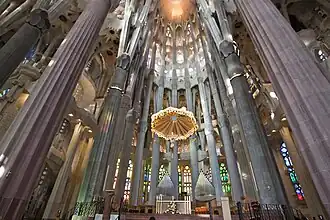 Le chœur, l'autel, le ciborium et la coupole.