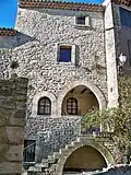 Maison en hauteur dans le village