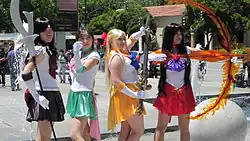 Photographie de quatre jeunes filles déguisées en Sailor&nbsp;Saturn, Jupiter, Venus et Mars.