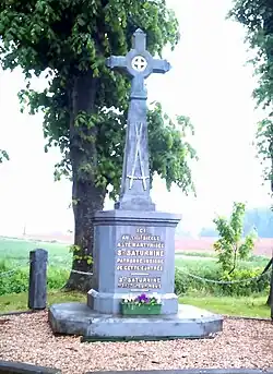 La croix en hommage à sainte Saturnine.