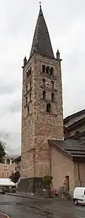 La tour du xve&nbsp;siècle de style roman lombard.