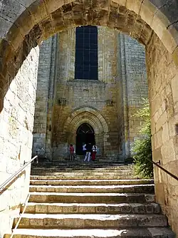 Le porche d'accès à l'église.