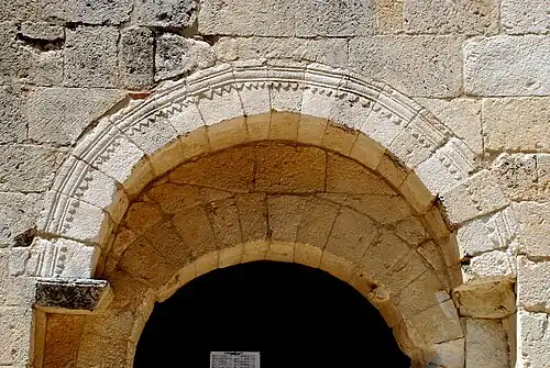 Frise de dents-de-scie du portail méridionalde la chapelle Saint-Amant de Théziers.